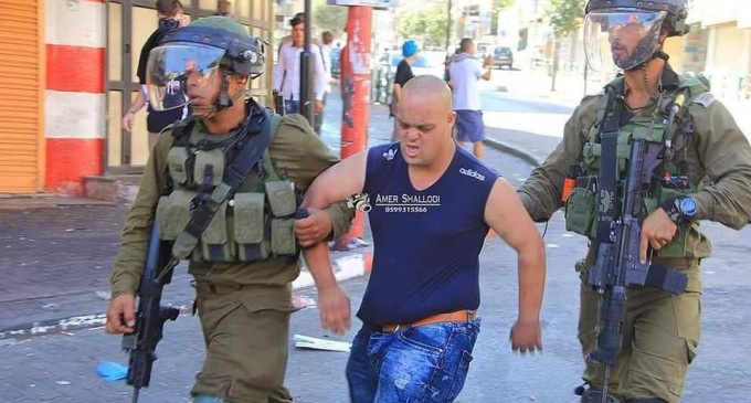 Les soldats d’occupation israéliens arrêtent un jeune palestinien avec le syndrome de Down (Trisomie 21) à Al Khalil, dans le sud de la Cisjordanie