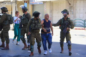 Les soldats d'occupation israéliens arrêtent un jeune palestinien avec le syndrome de Down (Trisomie 21) à Al Khalil, dans le sud de la Cisjordanie, hier.2