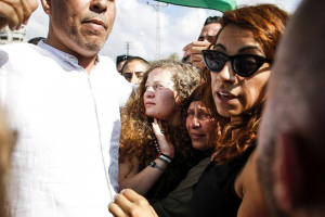 L'icône de la Résistance palestinienne Aheed Tamimi est libérée des prisons israéliennes après 8 mois de détention, aujourd'hui.2