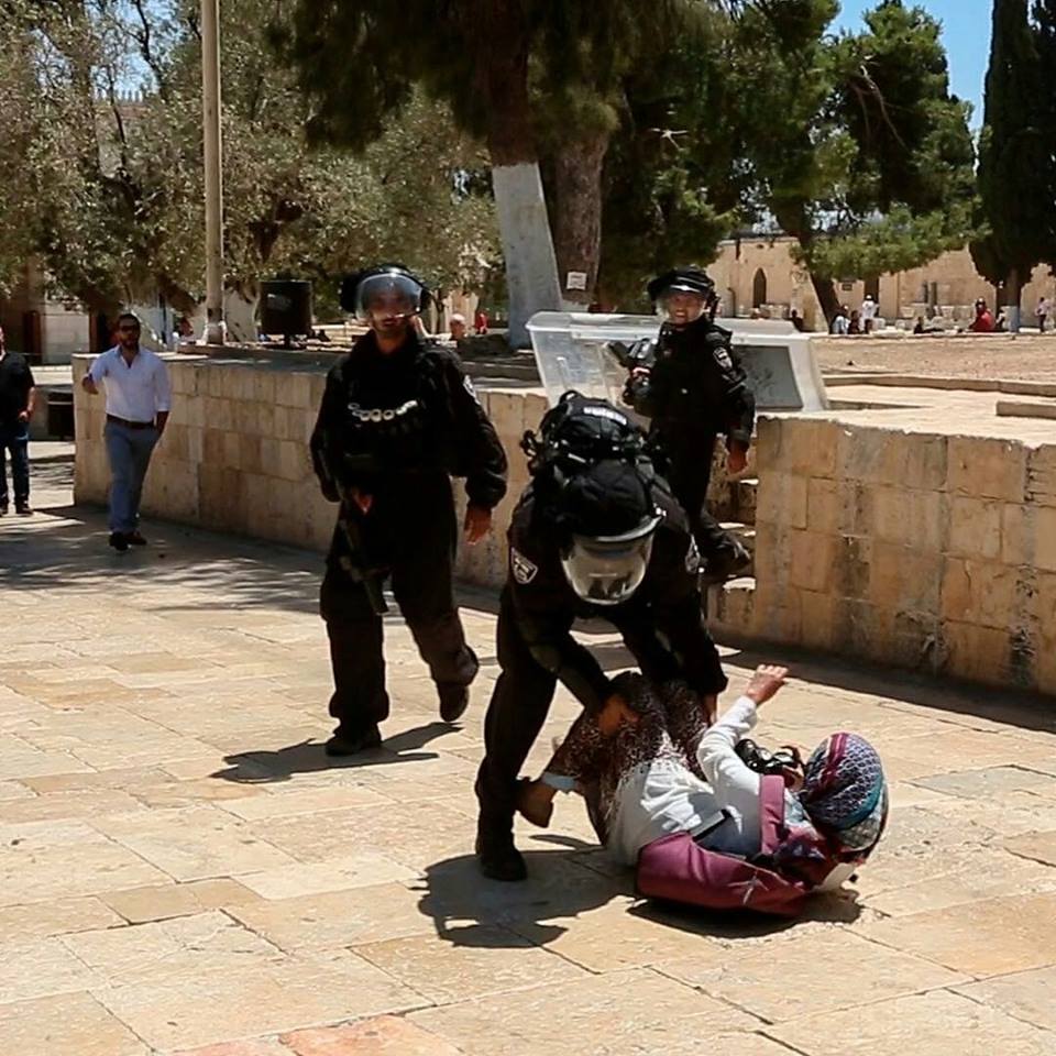 Oui, c'est un soldat de l'armée la plus morale du monde, agresser et humilier une fille palestinienne qui vient de prier à la mosquée d'Al-Aqsa !