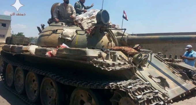 Photos de l’arrivée de l’Armée Arabe Syrienne et des forces alliées dans la ville de Al Hara, dans la zone rurale de Deraa, levant le drapeau de la République Arabe Syrienne