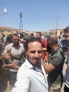 Photos de l'arrivée de l'Armée Arabe Syrienne et des forces alliées dans la ville de Al Hara, dans la zone rurale de Deraa, levant le drapeau de la République Arabe Syrienne.3