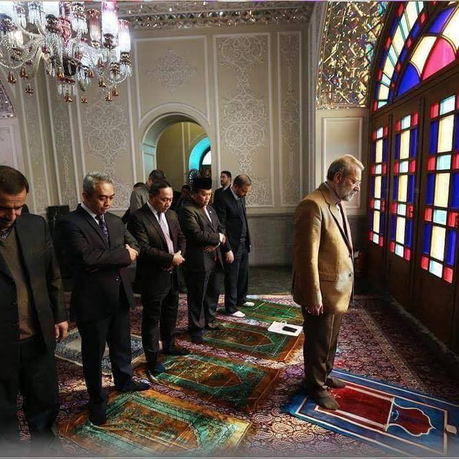 Prière du Président du Parlement iranien Ali Larijani et de frères sunnites d'Asie de l'est