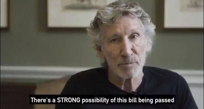 Roger Waters, co-fondateur de Pink Floyd, demande aux citoyens et aux hommes politiques irlandais de soutenir un projet de loi du parlement irlandais qui interdit les produits de colonisation israéliens illégaux.