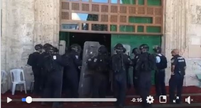 Regardez | Un groupe de fidèles palestiniens a cherché refuge contre les agressions israéliennes à l&rsquo;intérieur de la mosquée Al-Qibli