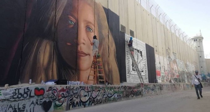 Une fresque de Aheed Tamimi récemment dessinée sur le mur de l’apartheid à Bethléem