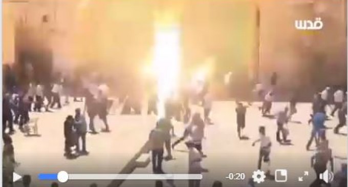 Vidéo de l&rsquo;attaque des forces israéliennes contre les fidèles palestiniens au complexe de la mosquée d&rsquo;Al-Aqsa