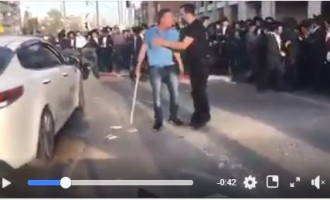 Des dizaines d&rsquo;israéliens barre la voie à un chauffeur de taxi palestinien et regardez leurs réactions