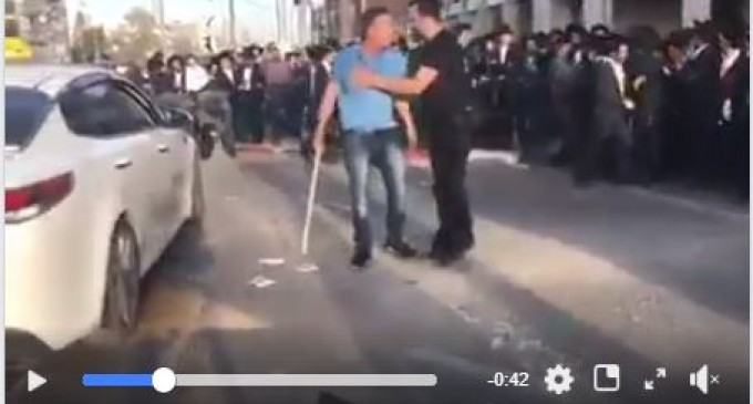 Des dizaines d’israéliens barre la voie à un chauffeur de taxi palestinien et regardez leurs réactions