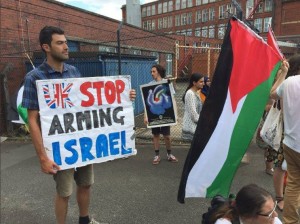 À Oldham (Ville en Angleterre), des militants pro-Palestiniens protestent contre l'existence immorale d'une usine d'armes israélienne, mortelle sur le sol britannique1