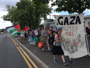 À Oldham (Ville en Angleterre), des militants pro-Palestiniens protestent contre l'existence immorale d'une usine d'armes israélienne, mortelle sur le sol britannique3