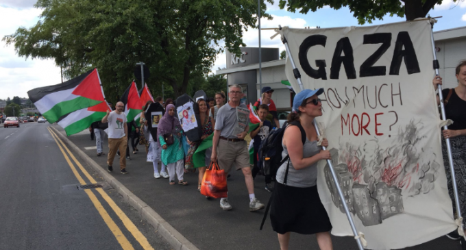 À Oldham (Ville en Angleterre), des militants pro-Palestiniens protestent contre l’existence immorale d’une usine d’armes israélienne, mortelle sur le sol britannique