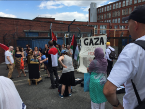À Oldham (Ville en Angleterre), des militants pro-Palestiniens protestent contre l'existence immorale d'une usine d'armes israélienne, mortelle sur le sol britannique4