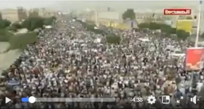 Enorme rassemblement dans la capitale Sanaa en soutien à Hodeidah contre l&rsquo;invasion américano-saoudienne sur la côte ouest.