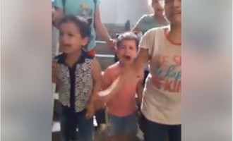 Les enfants palestiniens ont été traumatisés et choqués à la suite de la dernière frappe aérienne israélienne qui a ciblé un centre culturel à l&rsquo;ouest de la ville de Gaza.