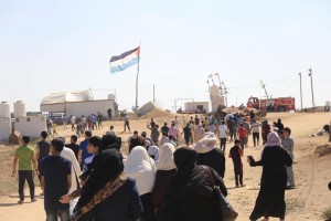 Les familles palestiniennes participent aux manifestations de la Grande Marche du Retour à la frontière de Gaza2
