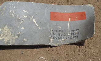 Photos de la bombe US utilisée par la coalition Arabo-US et qui a frappée un bus scolaire tuant 51 personnes dont 40 enfants.