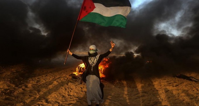 Bien qu’elle ait manifesté pacifiquement à la frontière de Gaza, cette jeune femme palestinienne a été abattue et blessée par des snipers israéliens