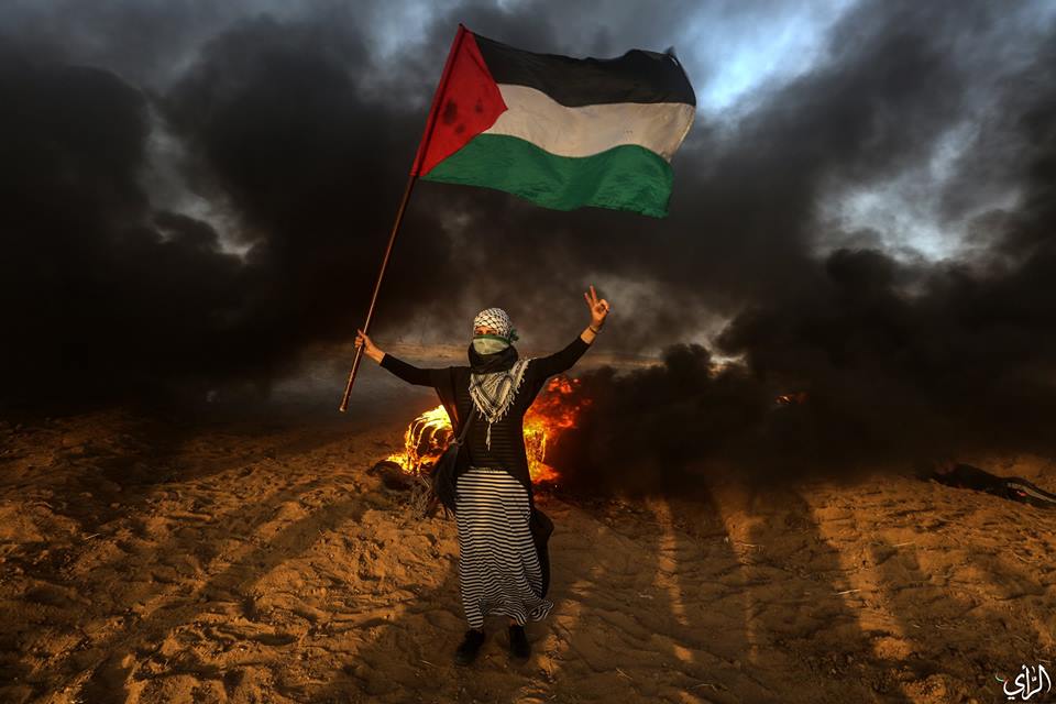 Bien qu'elle ait manifesté pacifiquement à la frontière de Gaza, cette jeune femme palestinienne a été abattue et blessée par des snipers israéliens.