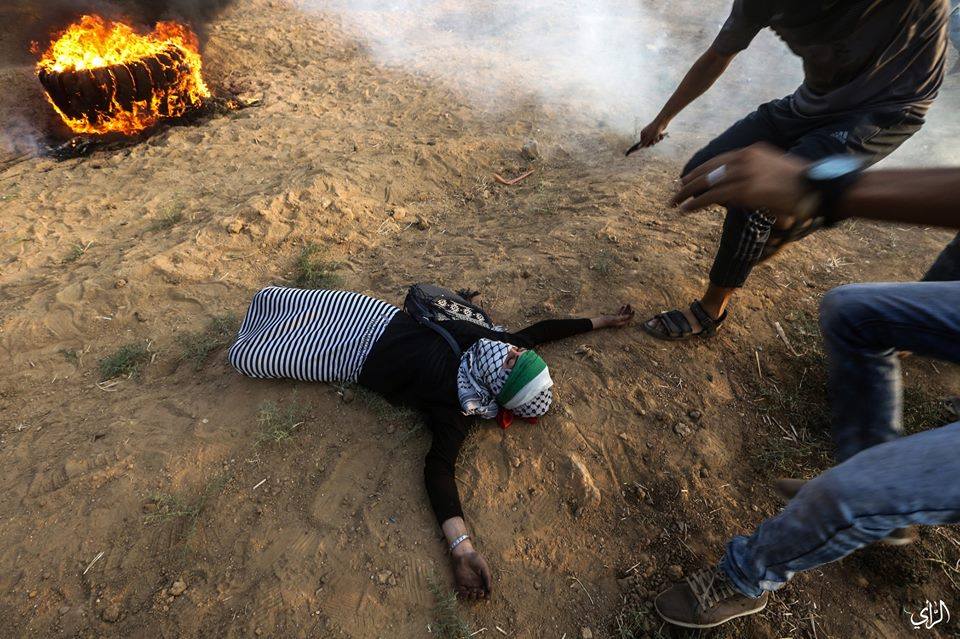 Bien qu'elle ait manifesté pacifiquement à la frontière de Gaza, cette jeune femme palestinienne a été abattue et blessée par des snipers israéliens.1