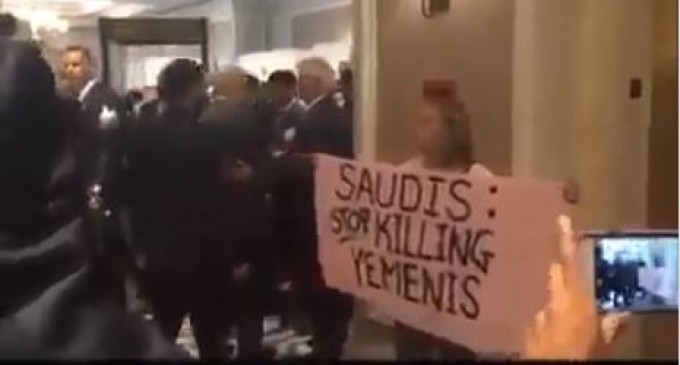 CETTE FEMME N&rsquo;EST PAS MUSULMANE MAIS PLEURE SA PROTESTATION CONTRE LE GÉNOCIDE SAOUDIEN AU YÉMEN