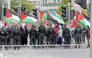 Des centaines de personnes ont manifestés pour protester contre un match amical de football entre l'Irlande du nord et Israël.