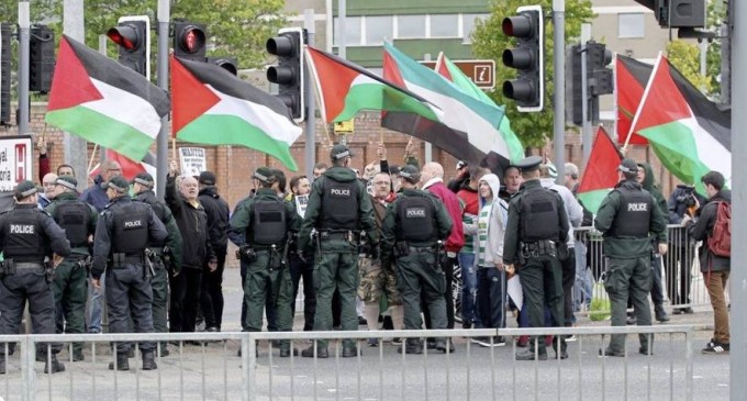 Des centaines de personnes ont manifestés pour protester contre un match « amical » de football entre l’Irlande du nord et Israël.