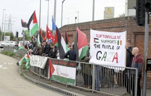 Des centaines de personnes ont manifestés pour protester contre un match amical de football entre l'Irlande du nord et Israël.2