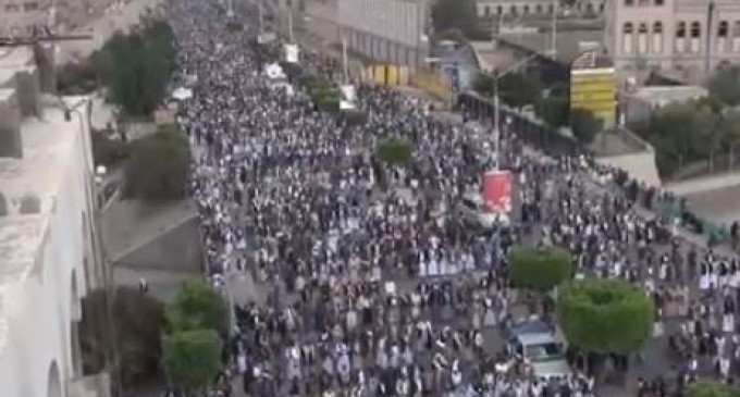 Des milliers de yéménites ont organisé un rassemblement de masse à Sana’a pour dénoncer la guerre de l’Arabie Saoudite sur leur pays.