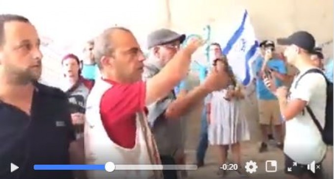 Les Palestiniens défient les colons israéliens qui ont tenté de piller le village de Khan Al-Ahmar, à l&rsquo;est de Jérusalem, qui doit être démoli par les autorités d&rsquo;occupation israéliennes.