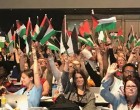 Les drapeaux palestiniens ont été soulevés hier lors de la conférence annuelle des syndicats britanniques en solidarité avec le peuple palestinien.