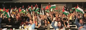 Les drapeaux palestiniens ont été soulevés hier lors de la conférence annuelle des syndicats britanniques en solidarité avec le peuple palestinien.