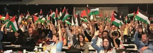 Les drapeaux palestiniens ont été soulevés hier lors de la conférence annuelle des syndicats britanniques en solidarité avec le peuple palestinien.