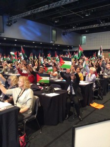 Les drapeaux palestiniens ont été soulevés hier lors de la conférence annuelle des syndicats britanniques en solidarité avec le peuple palestinien.4