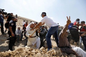 Les forces d'occupation israéliennes agressent les manifestants palestiniens1
