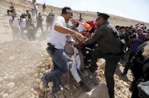 Les forces d'occupation israéliennes agressent les manifestants palestiniens2
