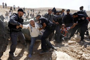Les forces d'occupation israéliennes agressent les manifestants palestiniens5