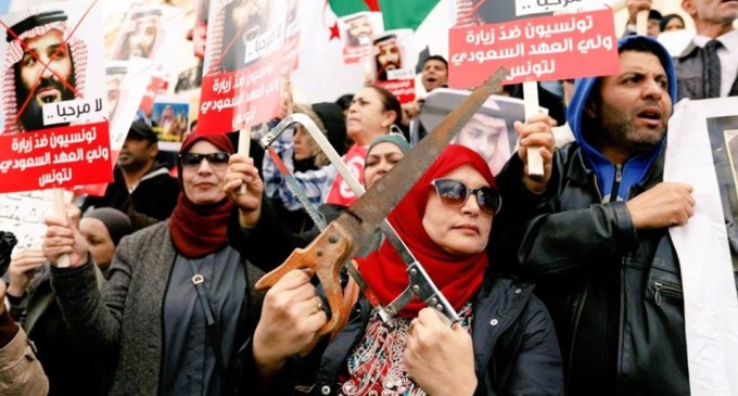Des centaines de personnes ont manifestés dans les rues pour protester contre la visite de Muhammad bin salman en Tunisie.