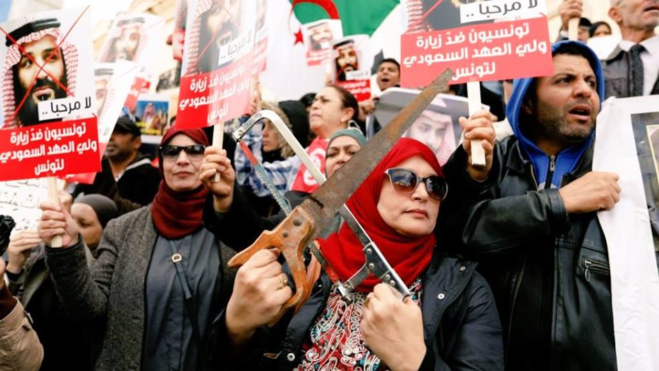 Des centaines de personnes ont manifestés dans les rues pour protester contre la visite de Muhammad bin salman en Tunisie.
