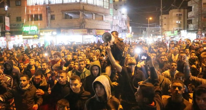 Des manifestations massives dans les rues de Rafah célèbrent ce soir la victoire de la résistance sur l’agression israélienne.