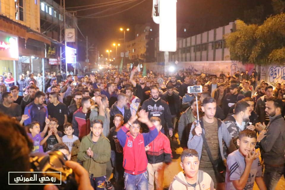 Des manifestations massives dans les rues de Rafah célèbrent ce soir la victoire de la résistance sur l'agression israélienne.2