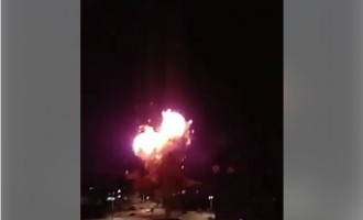 Reagrdez : Hier soir quand une frappe aérienne israélienne a bombardé le bâtiment de la télévision Al Aqsa TV au milieu de la ville de Gaza.