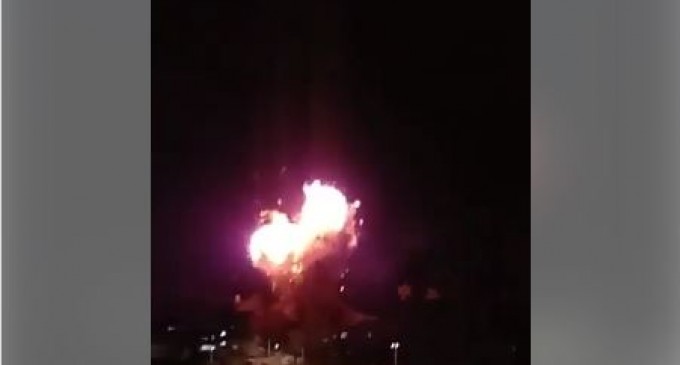 Reagrdez : Hier soir quand une frappe aérienne israélienne a bombardé le bâtiment de la télévision Al Aqsa TV au milieu de la ville de Gaza.
