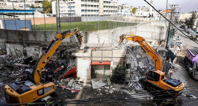 16 magasins palestiniens ont été complètement démolis par les autorités israéliennes aujourd’hui!!!