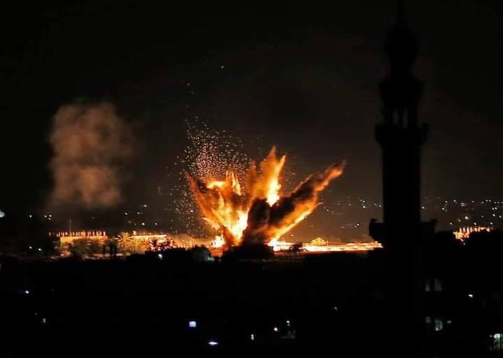 La seule lumière sur Gaza la nuit est la lumière des frappes aériennes israéliennes 1