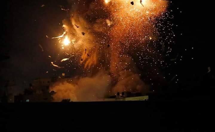 La seule lumière sur Gaza la nuit est la lumière des frappes aériennes israéliennes 2