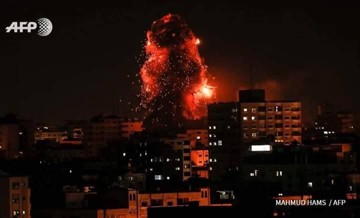 La seule lumière sur Gaza la nuit est la lumière des frappes aériennes israéliennes 3