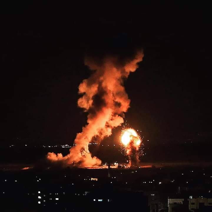 La seule lumière sur Gaza la nuit est la lumière des frappes aériennes israéliennes 4