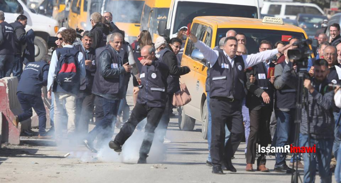 Les forces d’occupation israéliennes tirent des gaz lacrymogènes pour disperser les journalistes mondiaux et palestiniens sur une marche non violente au point de contrôle de Qalandia