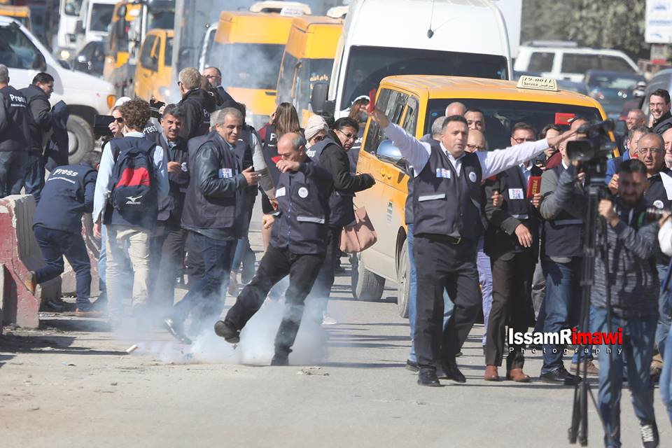 Les forces d'occupation israéliennes tirent des gaz lacrymogènes pour disperser les journalistes mondiaux et palestiniens sur une marche non violente au point de contrôle de Qalandia1